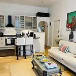 Beautiful Two Bedroom Flat In Kensington