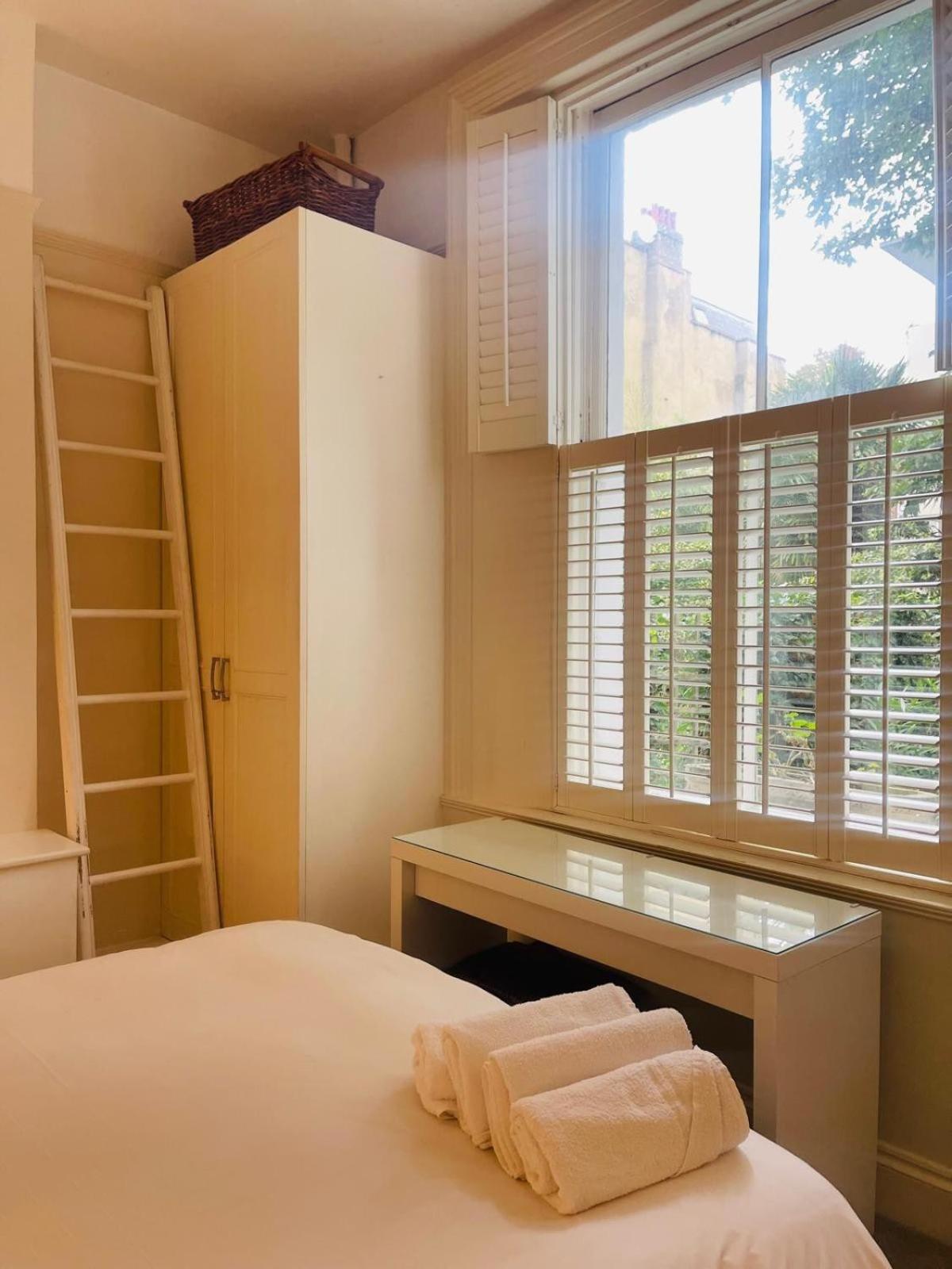 Beautiful Two Bedroom Flat In Kensington Appartamento *