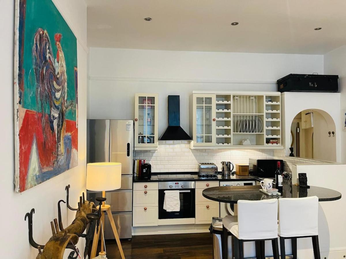 Beautiful Two Bedroom Flat In Kensington Londra